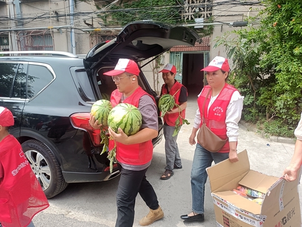 “淮小红”“粽”情满满送爱心32