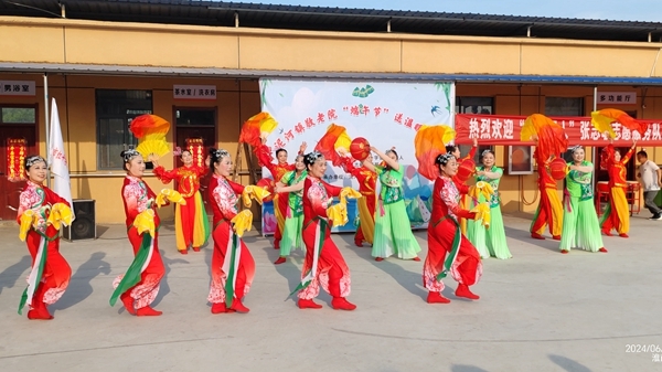 “淮小红”“粽”情满满送爱心33