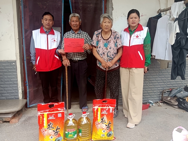 “淮小红”“粽”情满满送爱心6