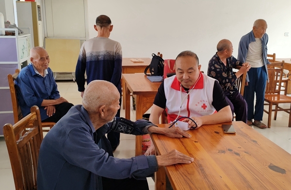 “淮小红”“粽”情满满送爱心9