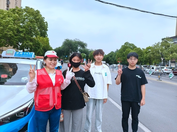 “淮小红”爱心护考温情满路10