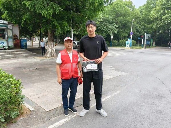 “淮小红”爱心护考温情满路11