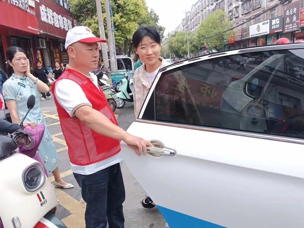 “淮小红”爱心护考温情满路9