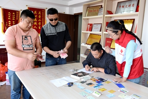 2021年爱在春天志愿服务季期间,淮南市红十字会好司机志愿服务队拾金不昧,将捡到的重金和重要证件资料完璧归赵于失主。