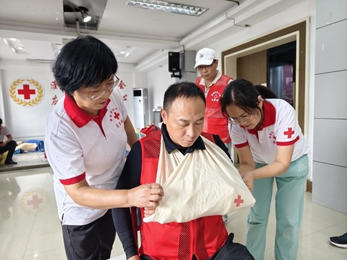 淮南市红十字会为“好司机”系牢安全带把好生命线12