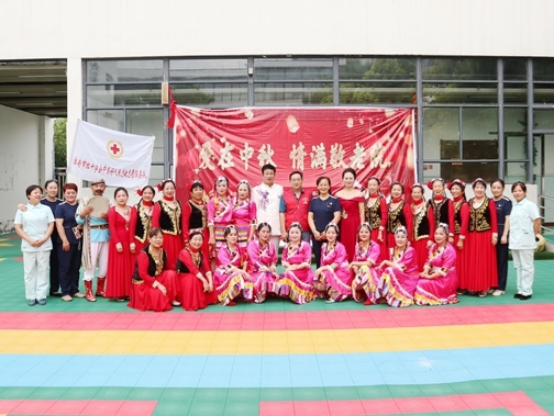 中国好人张志敏志愿服务队为孤老欢度中秋13