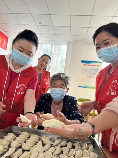 中国好人张志敏志愿服务队为孤老欢度中秋15