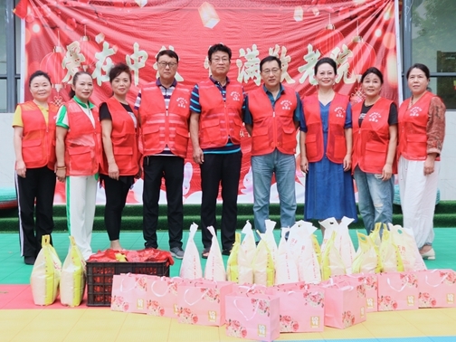 中国好人张志敏志愿服务队为孤老欢度中秋7