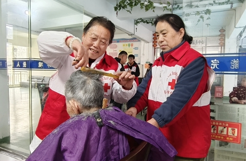 蒋国安志愿服务队连续一月开展爱老活动2