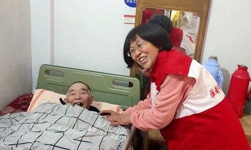 蒋国安志愿服务队连续一月开展爱老活动24