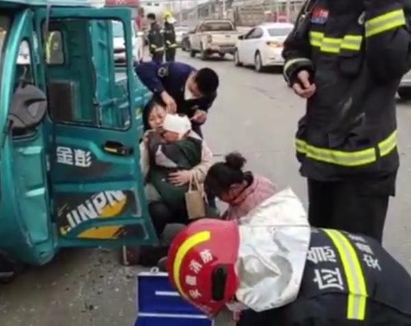 危难之时消防救护员及时成功救护伤员1