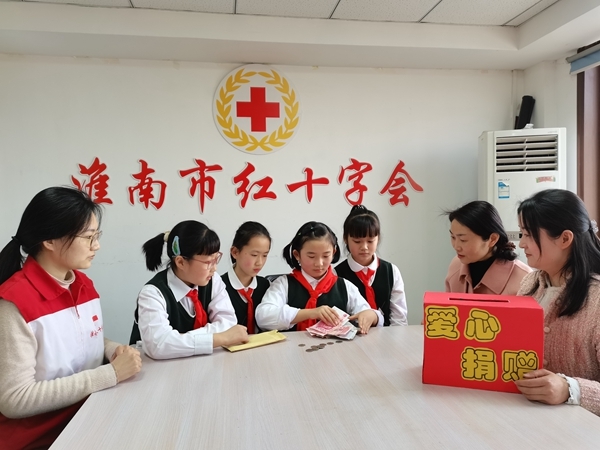 学雷锋童心善行助力患病学子1