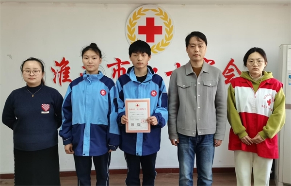 淮南七中学生义卖献爱心3