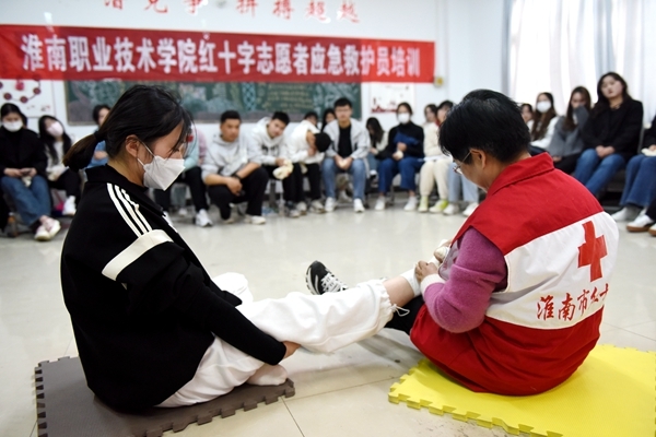 淮南市红会为淮职志愿者进行应急救护培训4