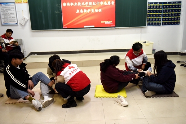 淮南市红会为淮职志愿者进行应急救护培训8