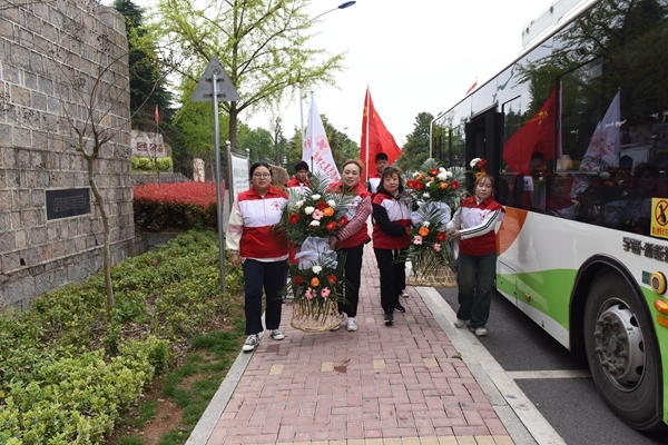 淮南市红十字淮河之星志愿服务队缅怀革命先烈1