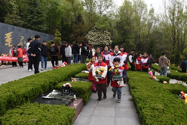 淮南市红十字淮河之星志愿服务队缅怀革命先烈25