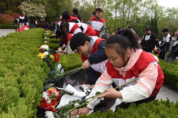 淮南市红十字淮河之星志愿服务队缅怀革命先烈26
