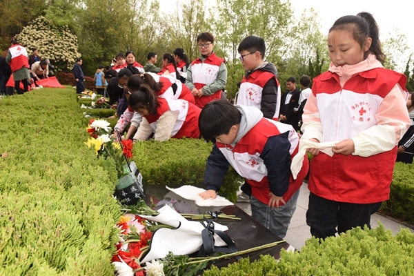 淮南市红十字淮河之星志愿服务队缅怀革命先烈32
