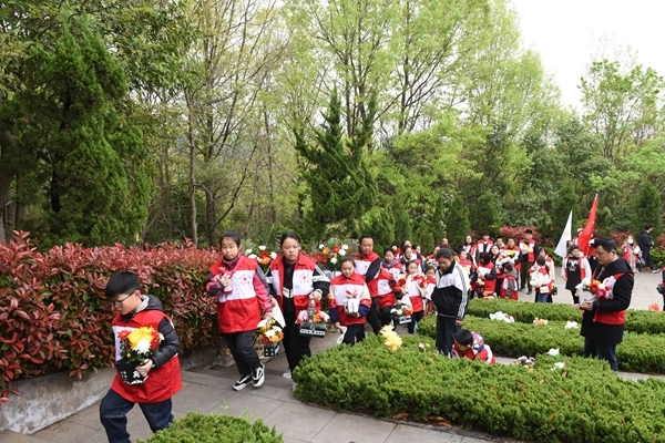 淮南市红十字淮河之星志愿服务队缅怀革命先烈6