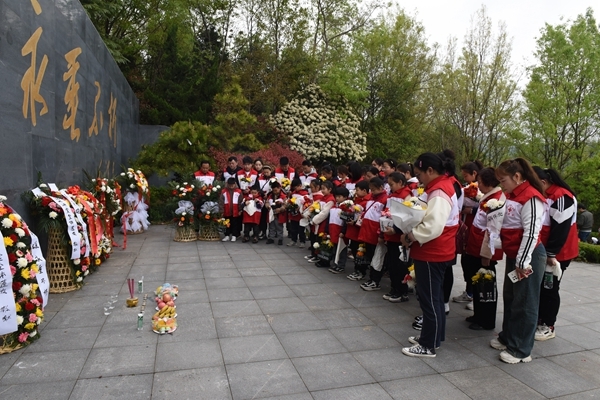 淮南市红十字淮河之星志愿服务队缅怀革命先烈8