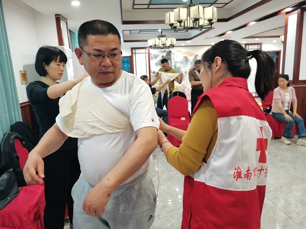 淮南市红十字会为蓝天救援队开展救护员培训4