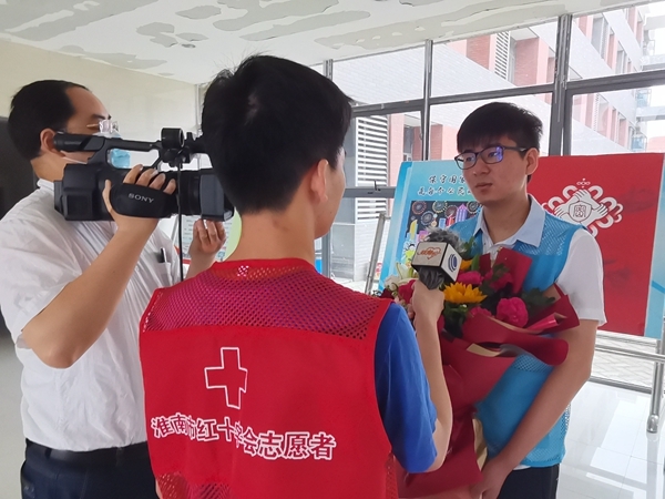 淮南欢送第60例造血干细胞捐献者赵晓宇赴捐8