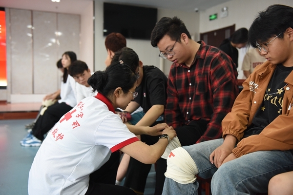 淮南联合大学举办首期红十字救护员培训班9