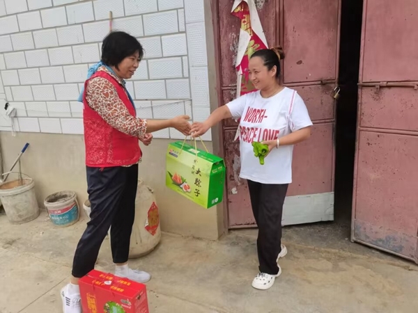 淮南市红十字会端午情暖帮扶户1