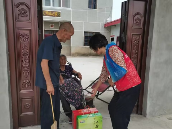 淮南市红十字会端午情暖帮扶户10