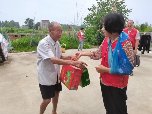 淮南市红十字会端午情暖帮扶户12