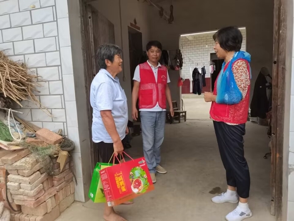 淮南市红十字会端午情暖帮扶户13