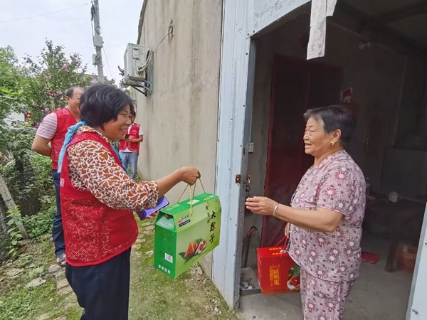 淮南市红十字会端午情暖帮扶户2