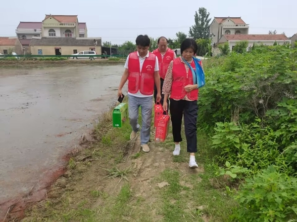 淮南市红十字会端午情暖帮扶户3
