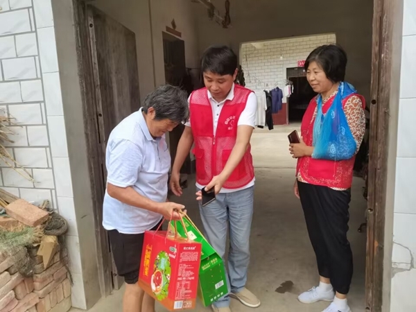 淮南市红十字会端午情暖帮扶户4