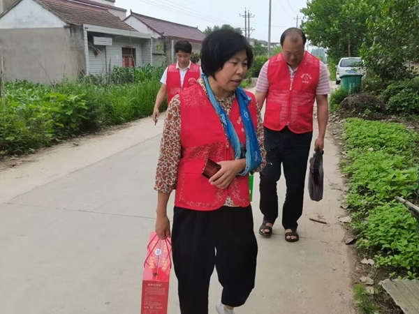淮南市红十字会端午情暖帮扶户5