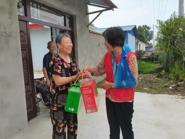 淮南市红十字会端午情暖帮扶户6