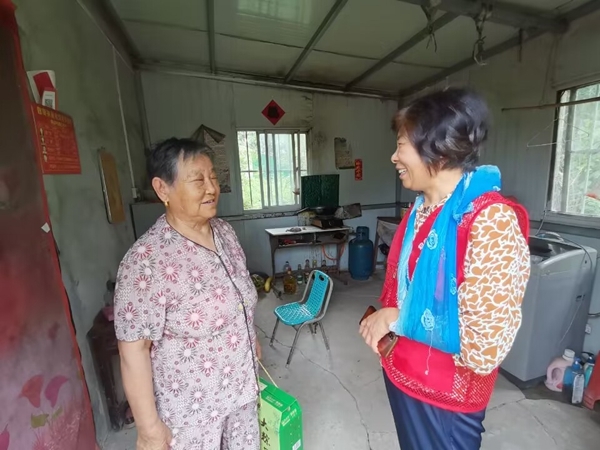 淮南市红十字会端午情暖帮扶户7