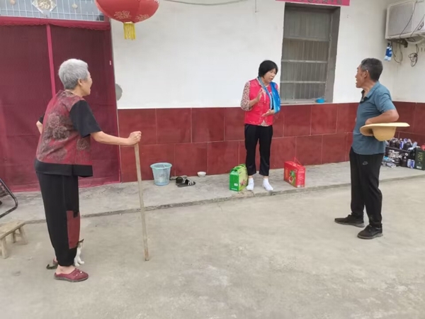淮南市红十字会端午情暖帮扶户8