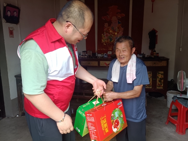 淮南市红十字会端午情暖帮扶户9