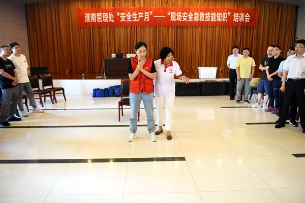 安全生产月淮南市红十字会为企业职工培训应急救护2