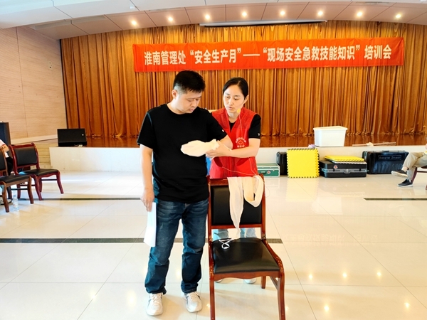 安全生产月淮南市红十字会为企业职工培训应急救护3
