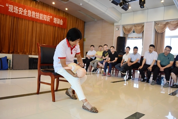 安全生产月淮南市红十字会为企业职工培训应急救护5