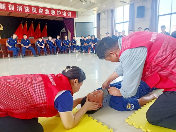 淮南市红十字会连续十五年为消防新兵培训应急救护11