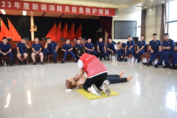 淮南市红十字会连续十五年为消防新兵培训应急救护17