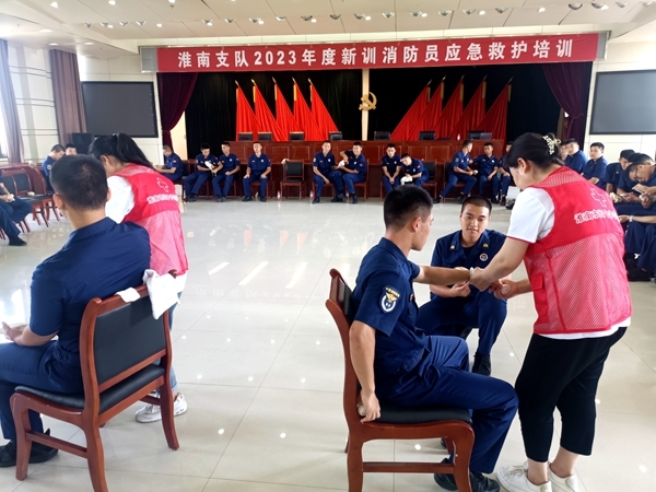 淮南市红十字会连续十五年为消防新兵培训应急救护19
