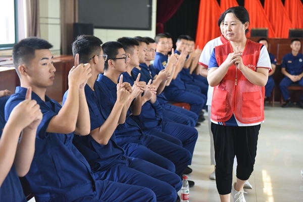 淮南市红十字会连续十五年为消防新兵培训应急救护2