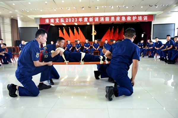 淮南市红十字会连续十五年为消防新兵培训应急救护27