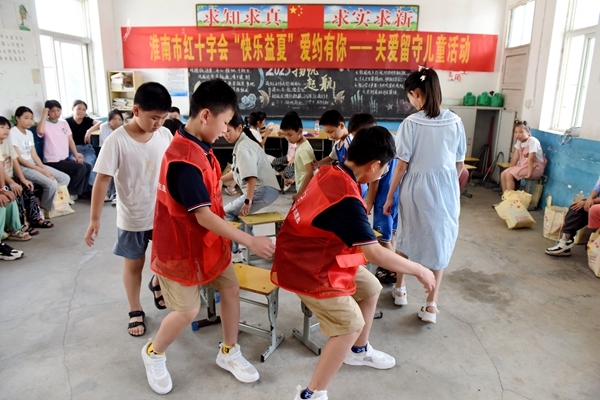 小哥俩并肩献爱心3