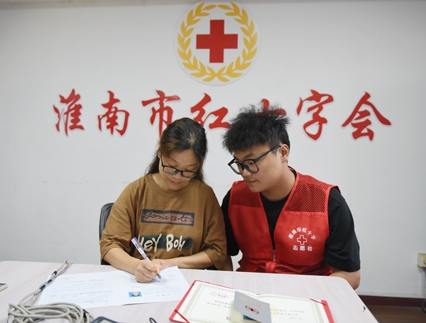 小志愿者用行动感动母亲办理角膜捐献1